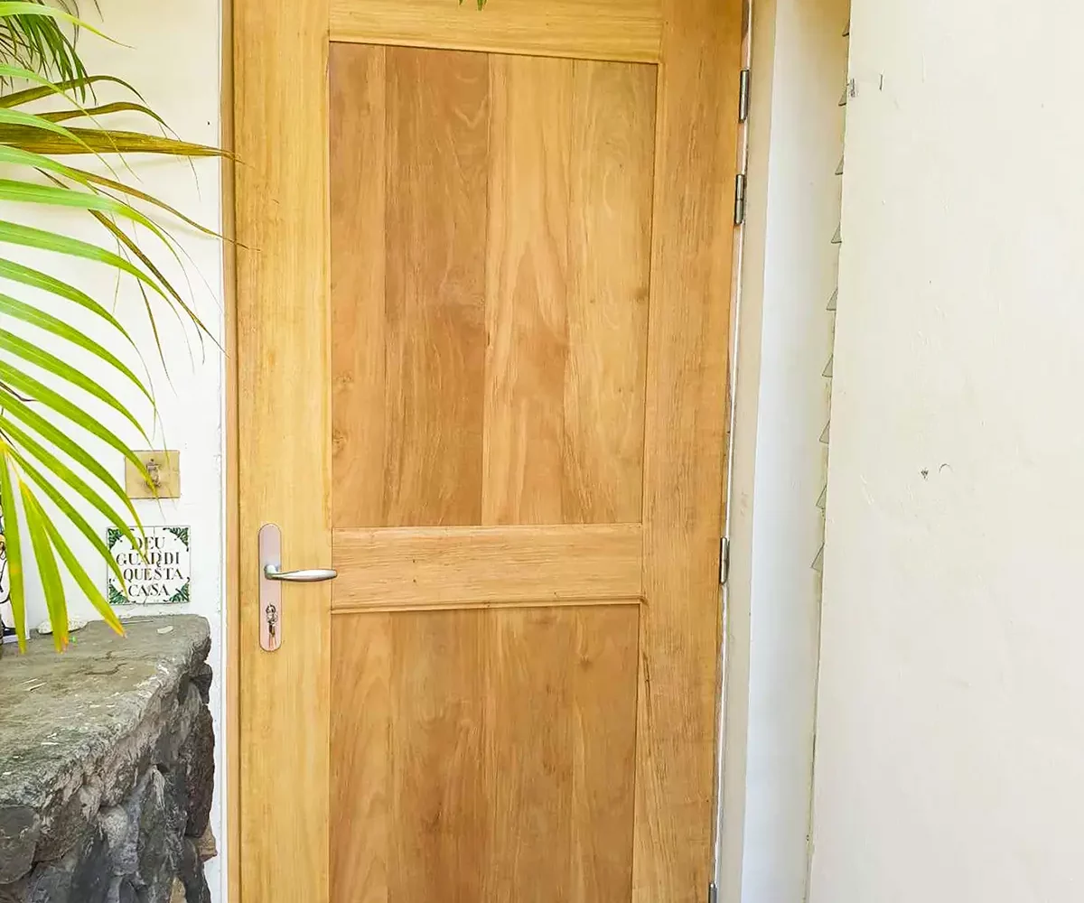 Création d'une porte traditionnel en bois sur mesure à la Réunion.